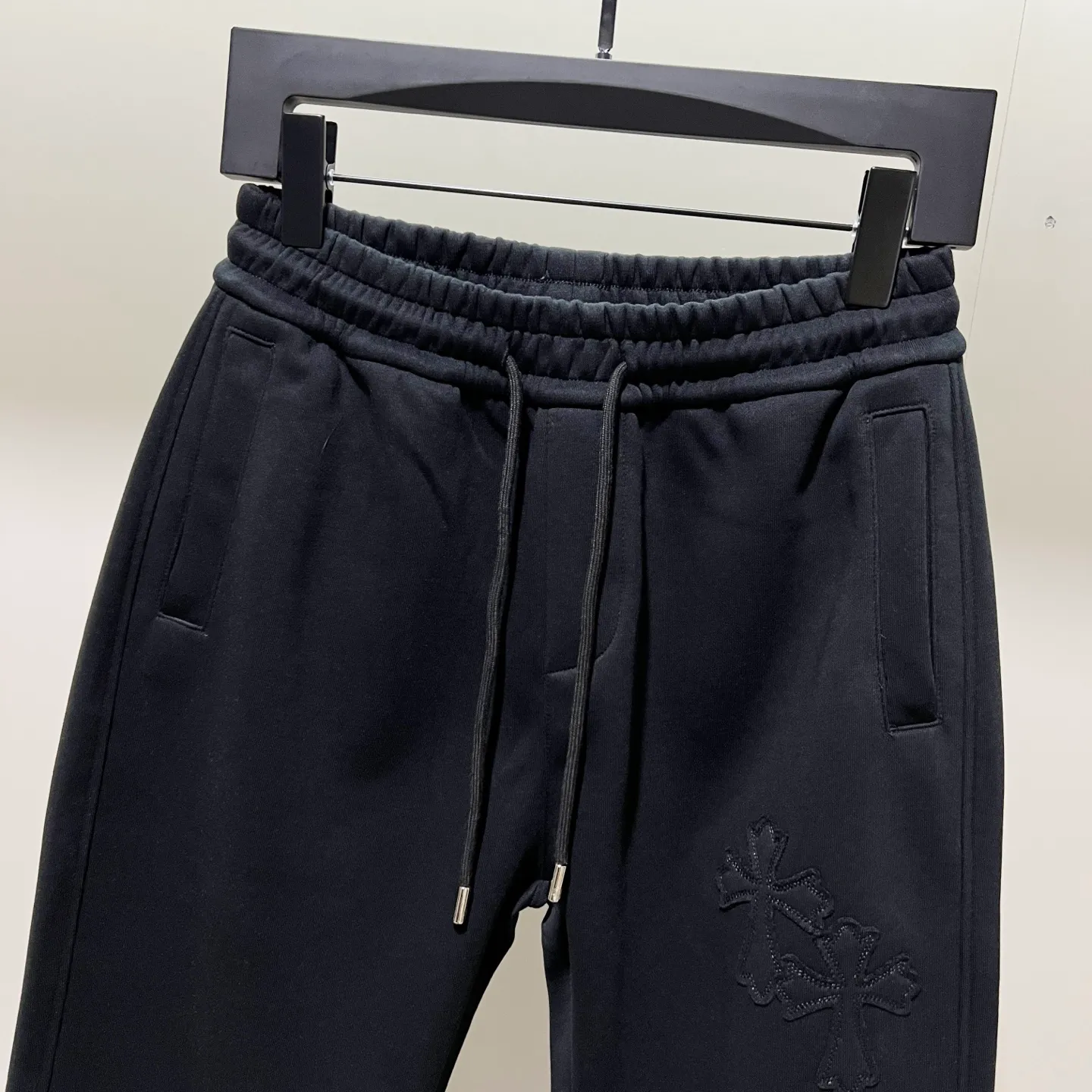 P260 chromehearts/Chrome Hearts Selection 400 custom fabric sweatpants, patched horseshoe Sanskrit cross ✝️LOGO embroidery🪡 process, official synchronization, 1:1 original mold opening, fashionable personality, versatile trend, pure original quality, original washed fabric, tag, collar label, washed wheat, complete three labels, color: black, gray. Size: M-3XL